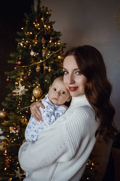 Mom White Sweater Kisses Little Boy Kid Sweater Christmas Tree — Stock Photo, Image