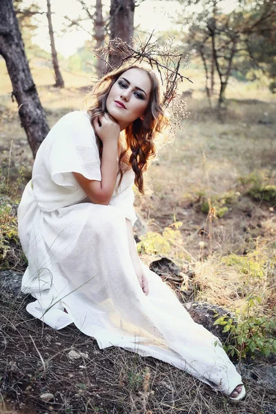 Krásná Tajemná Gotická Žena Dlouhých Bílých Šatech Podzimním Lese Tmavé — Stock fotografie