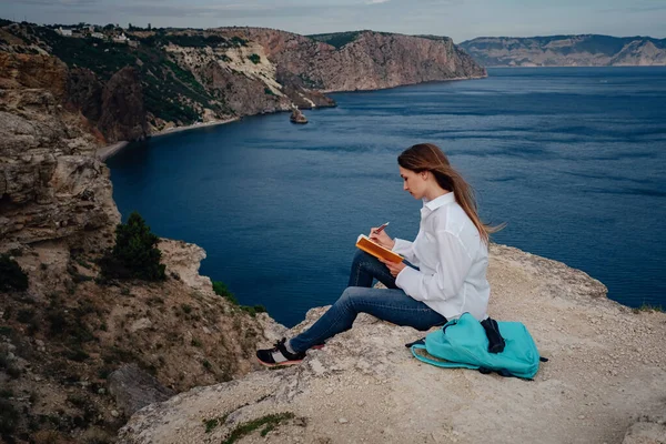Mujer Atractiva Está Sentada Borde Montaña Con Una Vista Mar — Foto de Stock