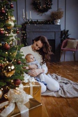 Güzel, ince, parlak makyajlı, gümüş renkli arka planda elbisesi olan genç bir kadın. Parti fotoğrafı, gümüş konfeti, disko topu. Yılbaşı partisinde eğleniyorum. Tatil Kutlaması