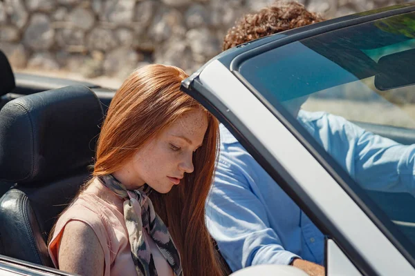 Pareja Disfrutando Paseo Convertible Carretera Verano Los Amigos Van Vacaciones — Foto de Stock