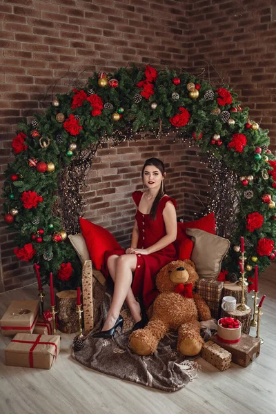 クリスマスのために装飾された寝室のブルネット 幸せな冬の休日の概念 ロフトスタイルのインテリア — ストック写真
