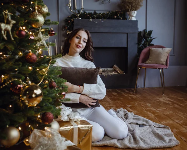 圣诞节快乐美丽的女人 圣诞树旁的美女带着礼物 新年的概念 舒适的家的概念 柔软的纺织品概念 — 图库照片