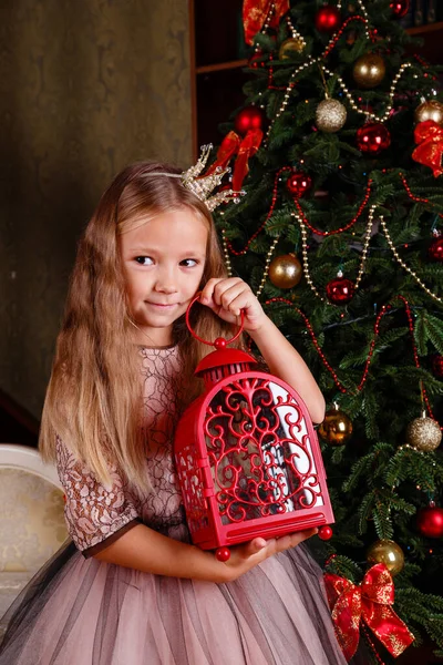 Ένα Χαριτωμένο Κοριτσάκι Φόρεμα Ετοιμάζεται Για Την Πρωτοχρονιά Αναμονή Του — Φωτογραφία Αρχείου