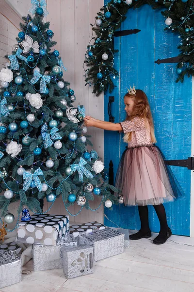 Uma Menina Bonita Vestido Preparando Para Ano Novo Decorar Árvore — Fotografia de Stock