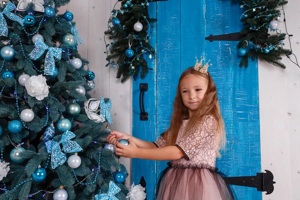 Uma Menina Bonita Vestido Preparando Para Ano Novo Decorar Árvore — Fotografia de Stock