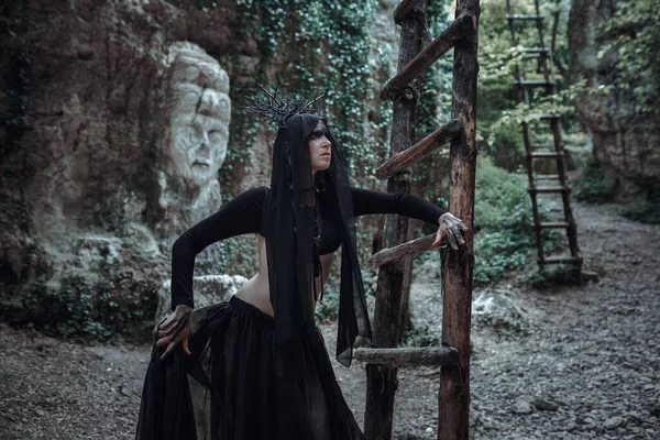 Misteriosa Hechicera Mujer Bruja Hermoso Vestido Negro Caminar Bosque Oscuro — Foto de Stock