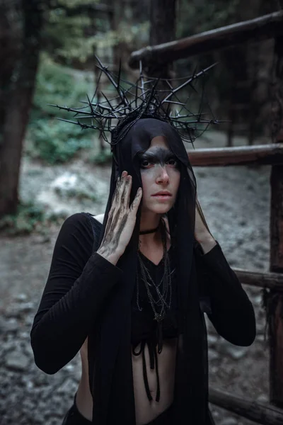 Gizemli Büyücü Kadın Cadı Karanlık Ormanda Güzel Siyah Elbise Yürüyüşü — Stok fotoğraf