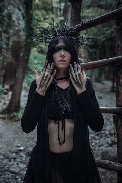 Misteriosa Hechicera Mujer Bruja Hermoso Vestido Negro Caminar Bosque Oscuro — Foto de Stock