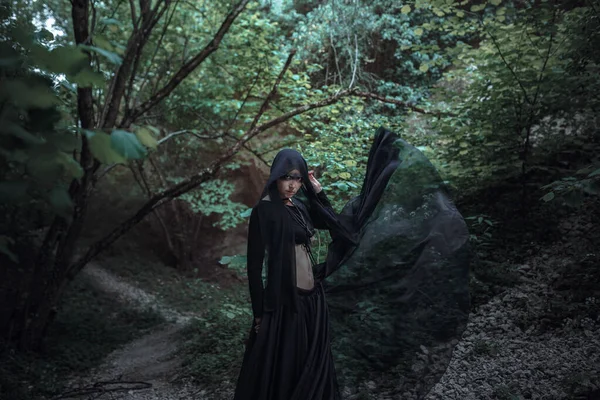 Tajemnicza Czarownica Kobieta Czarownica Piękna Czarna Sukienka Spacer Ciemnym Lesie — Zdjęcie stockowe