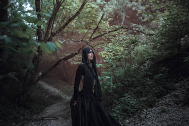 Siyah elbiseli fantezi kadın cadı. Gotik sihirli portre. Kötü makyajlı yüz sanat korkunç, büyücü ağır büyü kırmızı duman.