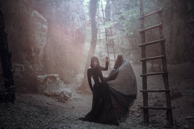 Siyah elbiseli fantezi kadın cadı. Gotik sihirli portre. Kötü makyajlı yüz sanat korkunç, büyücü ağır büyü kırmızı duman.