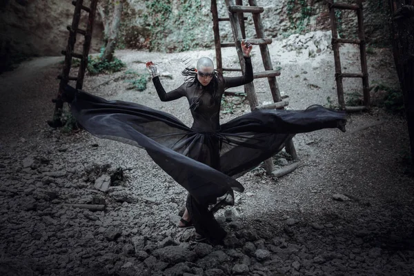 Açık Havada Güzel Kel Bir Kadın Portresi Ruhani Kavram Siyahlı — Stok fotoğraf