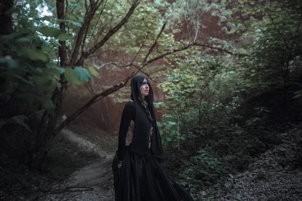 Siyah Elbiseli Fantezi Kadın Cadı Gotik Sihirli Portre Kötü Makyajlı — Stok fotoğraf