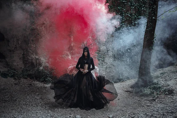 Fantasia Mulher Terror Bruxa Vestido Preto Retrato Mágico Gótico Maquiagem — Fotografia de Stock