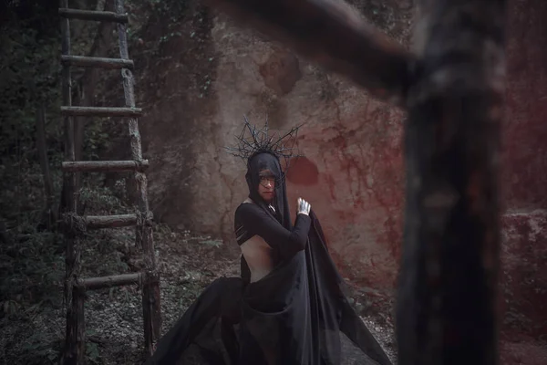Fantasy Horreur Femme Sorcière Robe Noire Portrait Magique Gothique Maquillage — Photo