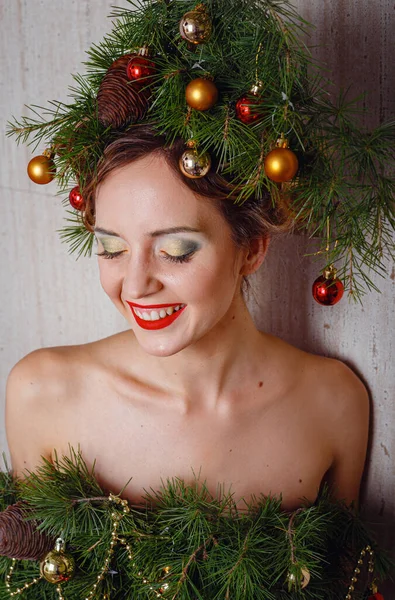 漂亮而快乐的年轻女士 头上戴着圣诞松树花环 头戴时尚的圣诞树裙 装饰着圣诞球 浆果和雪花 新年概念 — 图库照片