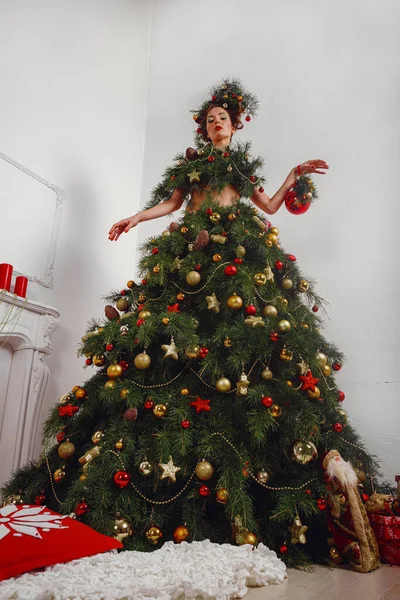 漂亮而快乐的年轻女士 头上戴着圣诞松树花环 头戴时尚的圣诞树裙 装饰着圣诞球 浆果和雪花 新年概念 — 图库照片
