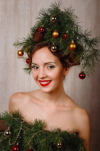 Krásná Šťastná Mladá Dáma Vánoční Borovice Věnec Hlavě Módní Vánoční — Stock fotografie
