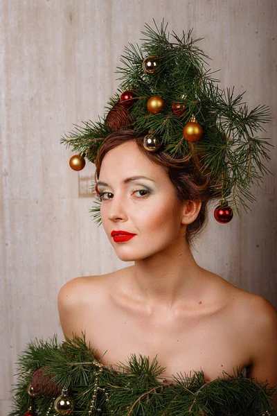 Hermosa Joven Feliz Con Una Corona Pino Navidad Cabeza Vestido —  Fotos de Stock