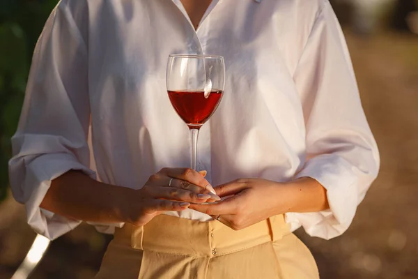 Mujer Viticultora Degustación Vino Tinto Una Copa Viñedo Viñedos Fondo —  Fotos de Stock