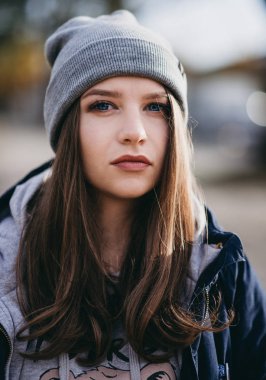 Gri şapka kız portre