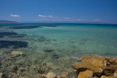 Yunanistan 'ın Saronik körfezindeki Akdeniz' in berrak ve mavi suları.