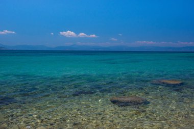 Yunanistan 'ın Saronik körfezindeki Akdeniz' in berrak ve mavi suları.