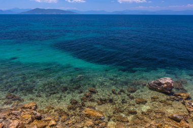 Yunanistan 'ın Saronik körfezinde Akdeniz' in berrak ve mavi sularıyla Aegina adasının vahşi kıyıları.