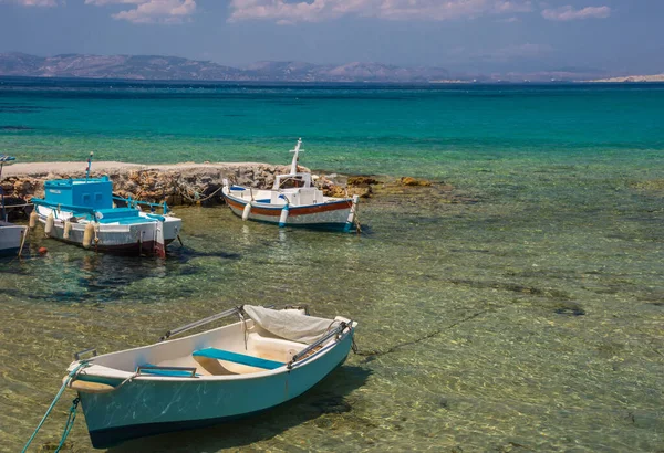 Traditionella Fiskebåtar Och Klara Och Blå Vattnen Medelhavet Saroniska Viken — Stockfoto