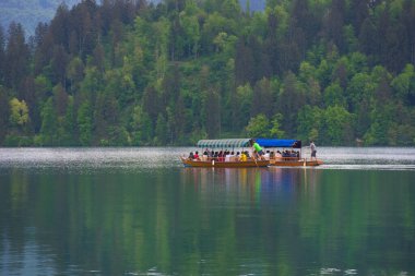 Bled / Slovenya - 01 Mayıs 2018: Slovenya 'da ünlü ve güzel bir varış noktası olan Bled Gölü' ndeki turist tekneleri
