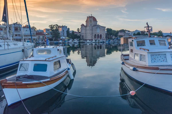 Gündoğumunda Yunanistan 'ın Saronik Körfezi' ndeki Aegina adasına demirlemiş yatları ve balıkçı tekneleri olan Aegina limanı..