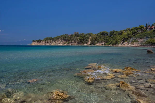 Costa Selvagem Ilha Aegina Com Águas Claras Azuis Mar Mediterrâneo — Fotografia de Stock