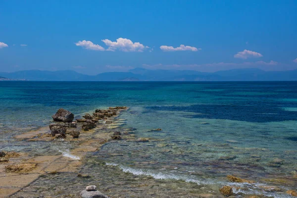 Costa Selvagem Ilha Aegina Com Águas Claras Azuis Mar Mediterrâneo — Fotografia de Stock