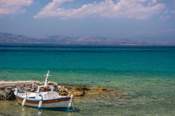 Barcos Pesca Tradicionais Águas Límpidas Azuis Mar Mediterrâneo Golfo Sarónico — Fotografia de Stock