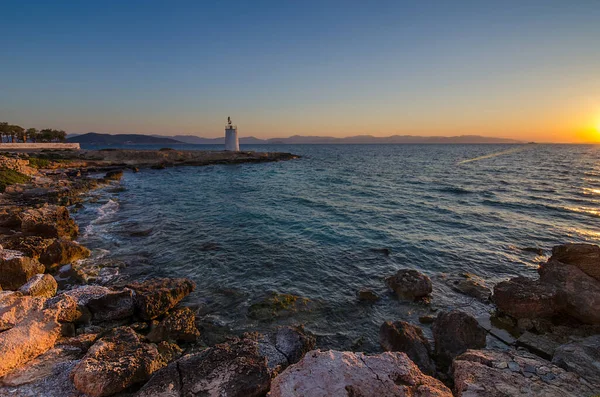 Wilde Kust Van Het Eiland Aegina Oude Kleine Vuurtoren Achtergrond — Stockfoto