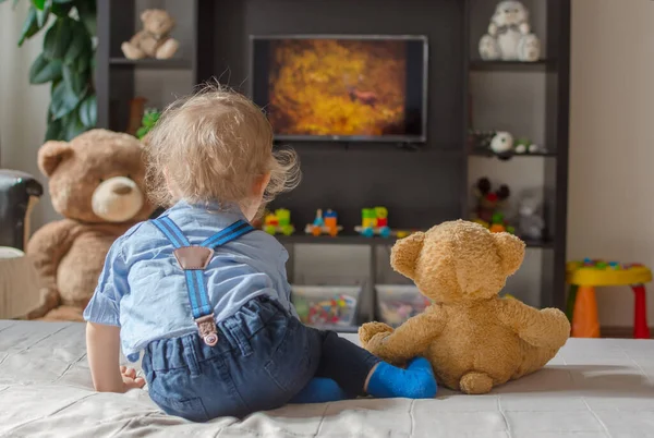 ⬇ Скачать Картинки Ребенок Смотрит Мультики, Стоковые Фото.