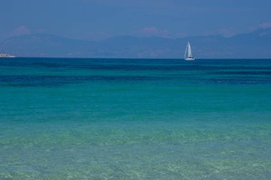 Yunanistan 'ın Saronik körfezindeki Akdeniz' in berrak ve mavi suları.