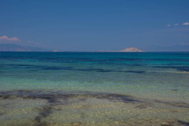 Yunanistan 'ın Saronik körfezindeki Akdeniz' in berrak ve mavi suları.
