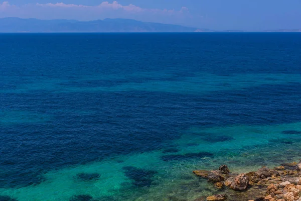 Águas Límpidas Azuis Mar Mediterrâneo Golfo Sarónico Grécia — Fotografia de Stock