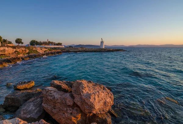 Vilda Kusten Aegina Och Den Gamla Lilla Fyren Bakgrunden Saroniska — Stockfoto