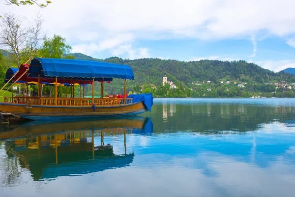 Tradizionale Barca Pletna Attesa Turisti Sul Lago Bled Con Isola — Foto Stock