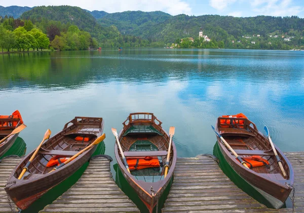 Barche Tradizionali Attesa Turisti Sul Lago Bled Con Isola Del — Foto Stock