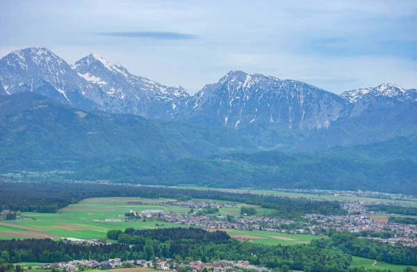 Lkbaharda Slovenya Kırsalında Küçük Sevimli Bir Köy Arka Planda Julian — Stok fotoğraf