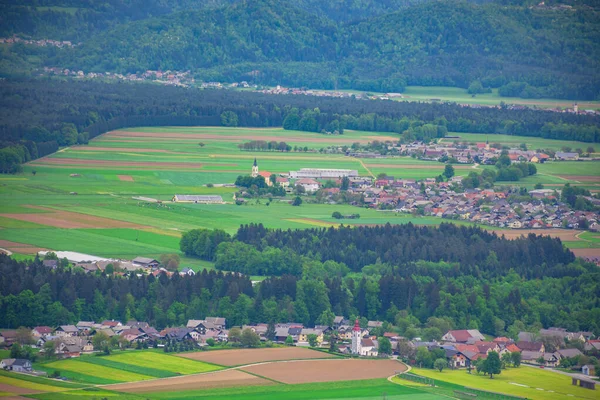Slovinská Krajina Jaře Půvabnou Vesničkou Julian Alpy Pozadí — Stock fotografie