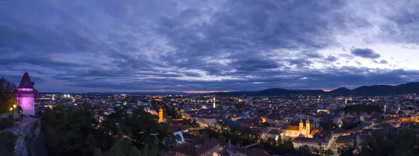 Stadsljus Graz Och Den Berömda Klocktornet Grazer Uhrturm Shlossberg Hill — Stockfoto