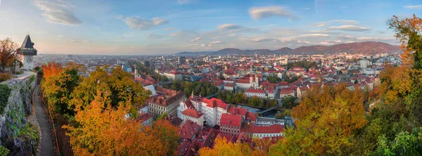 Graz şehri ve saat kulesi (Grazer Uhrturm), sonbaharda Avusturya 'nın Styria bölgesindeki Shlossberg Hill, Graz kasabasındaki ünlü turistik bölge. Panoramik görünüm