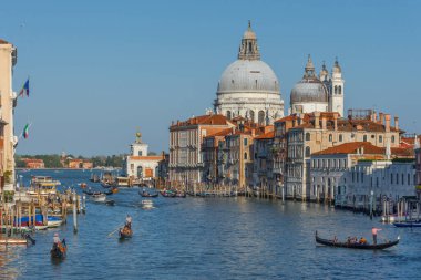 Venedik, İtalya - 20 Nisan 2019: Tekneler, gondollar ve Venedik vapuruyla Grand Canal 'da trafik akını. Arka planda Santa Maria della Selamlaması.