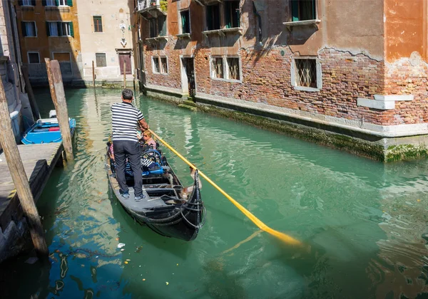 Venecia Italia Abril 2019 Canal Veneciano Con Góndolas Casas Históricas — Foto de Stock