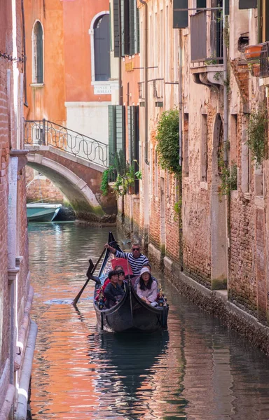 Venecia Italia Abril 2019 Canal Veneciano Con Góndolas Casas Históricas — Foto de Stock